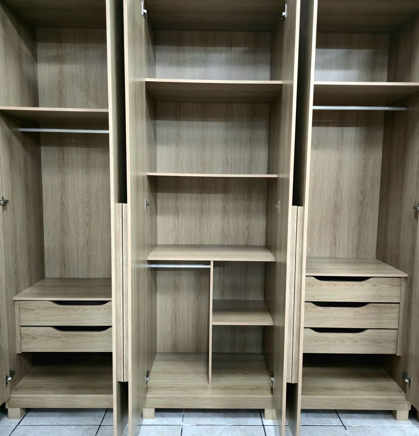 Interior aberto de um guarda-roupa Paulicéia, com prateleiras, gavetas e cabideiro