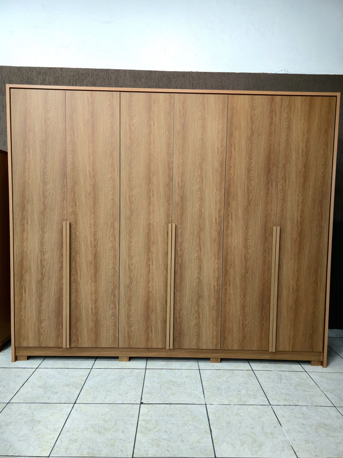 Guarda-roupa R10, foto 1 de 3: fechado, visto de frente