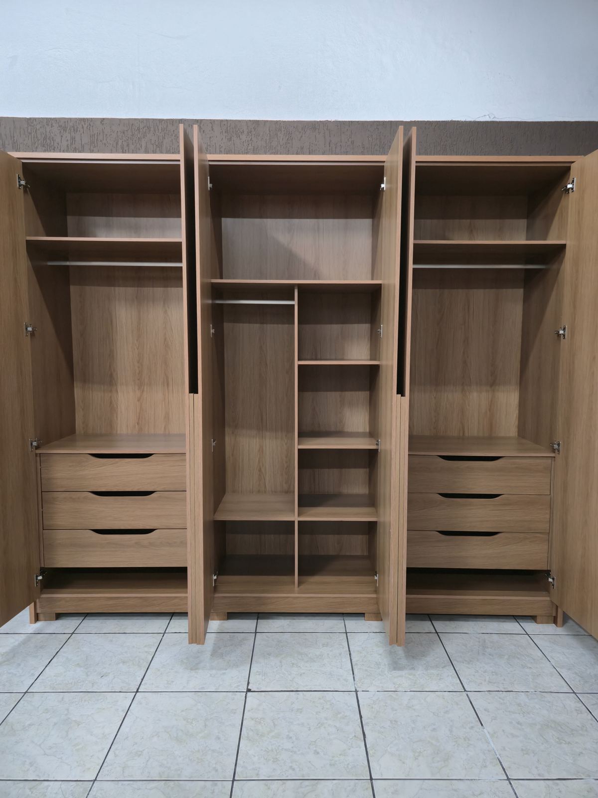 Guarda-roupa R10, foto 2 de 3: por dentro, com as portas abertas