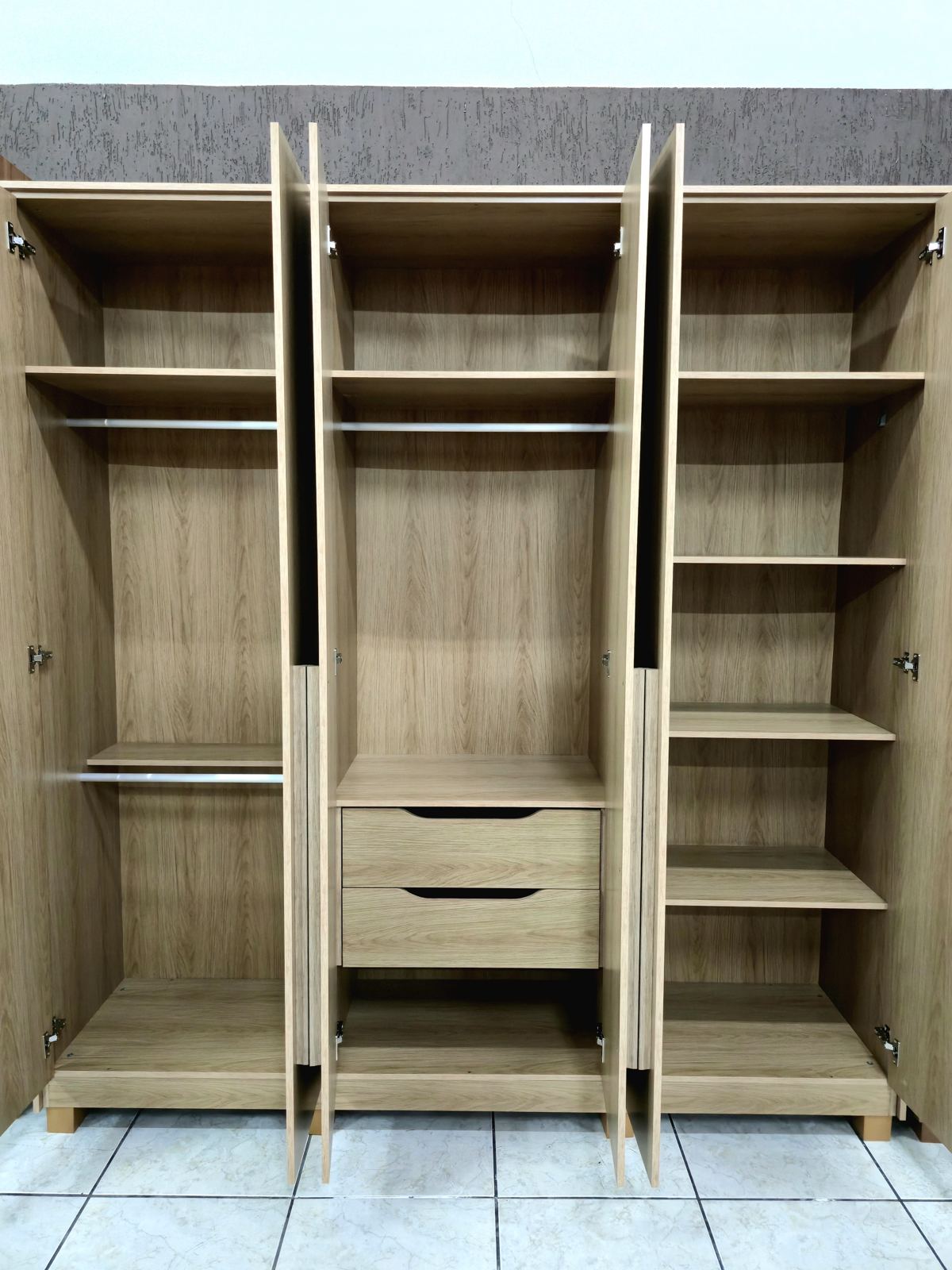 Guarda-roupa R4, foto 2 de 3: por dentro, com as portas abertas