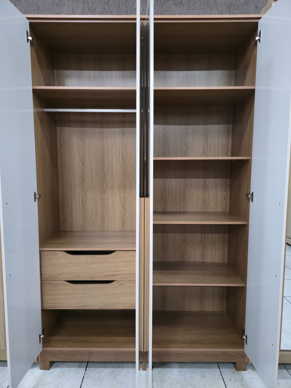 Guarda-roupa R5, foto 2 de 3: por dentro, com as portas abertas