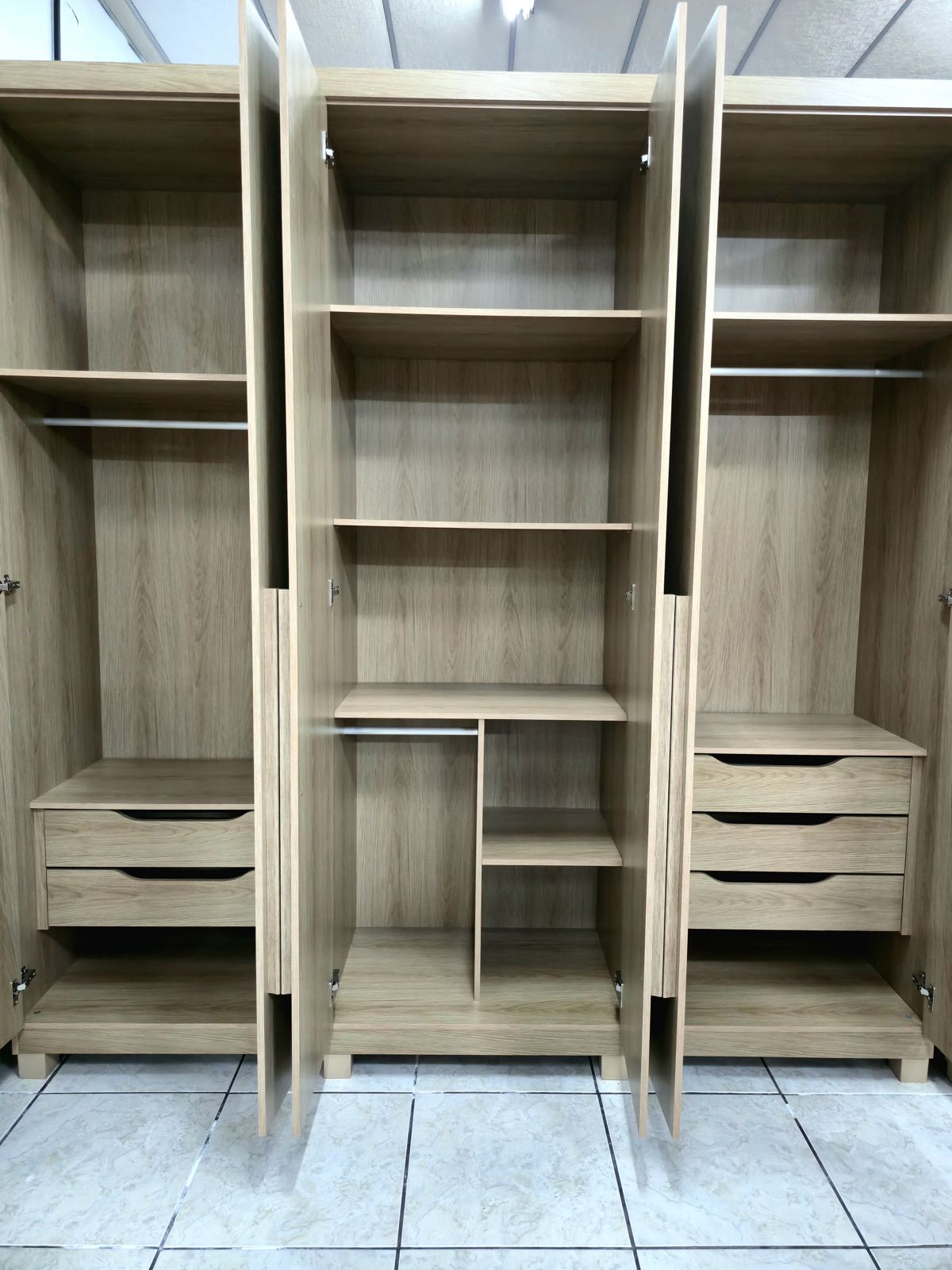 Guarda-roupa R6, foto 2 de 3: por dentro, com as portas abertas